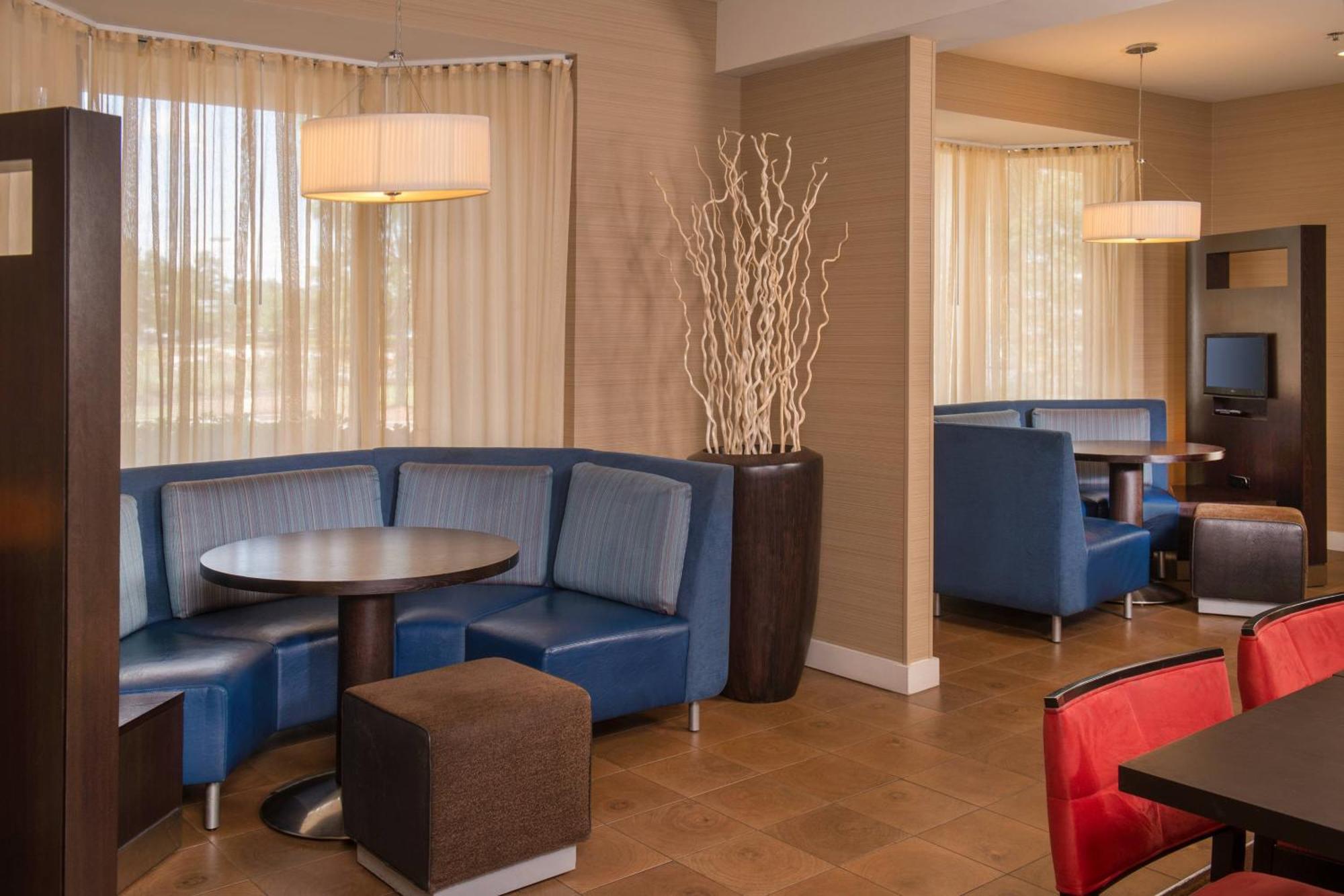 Hotel Courtyard By Marriott Airport Coliseum 3*