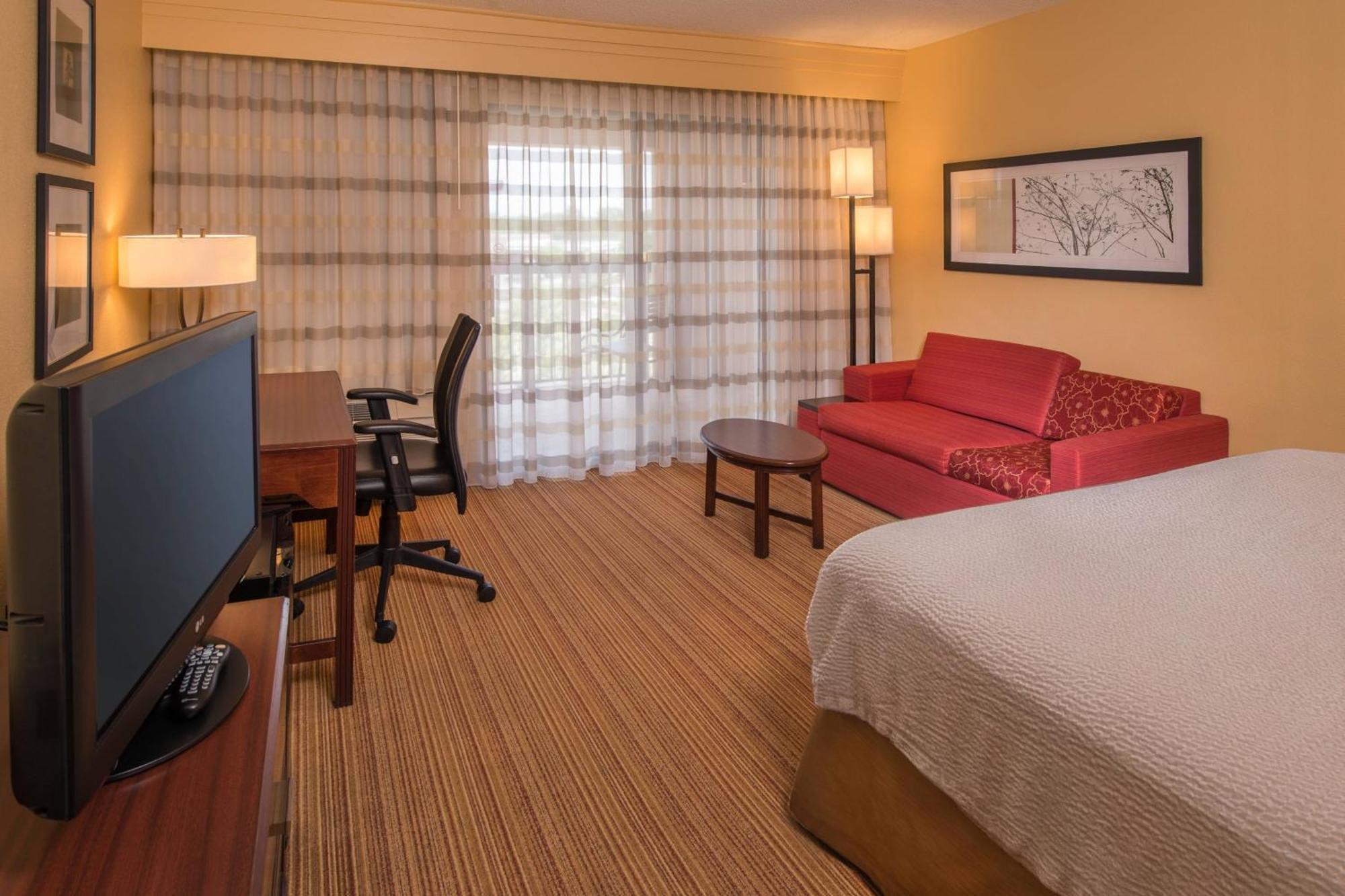 Hotel Courtyard By Marriott Airport Coliseum 3*