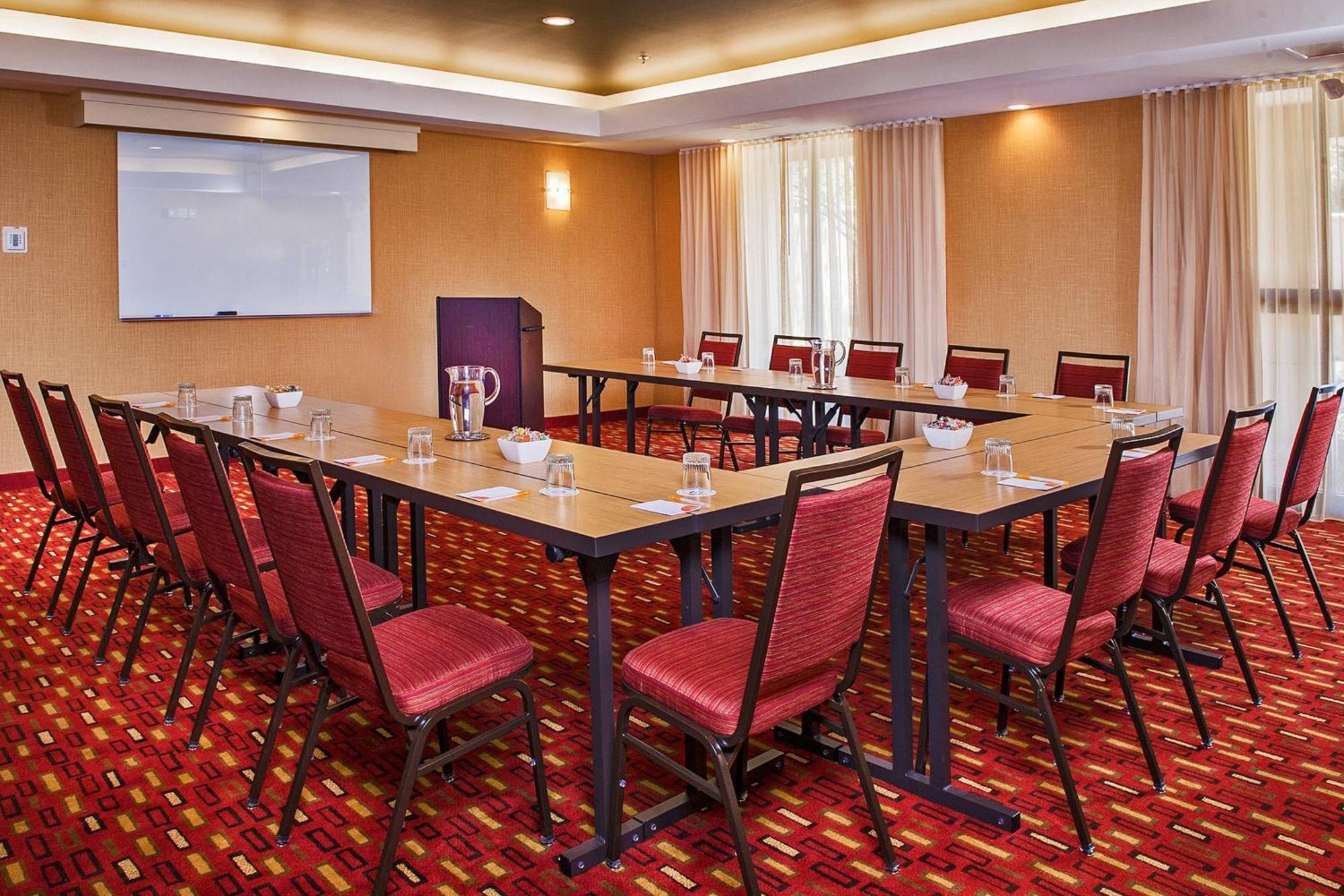 Courtyard By Marriott Airport Coliseum Hotel